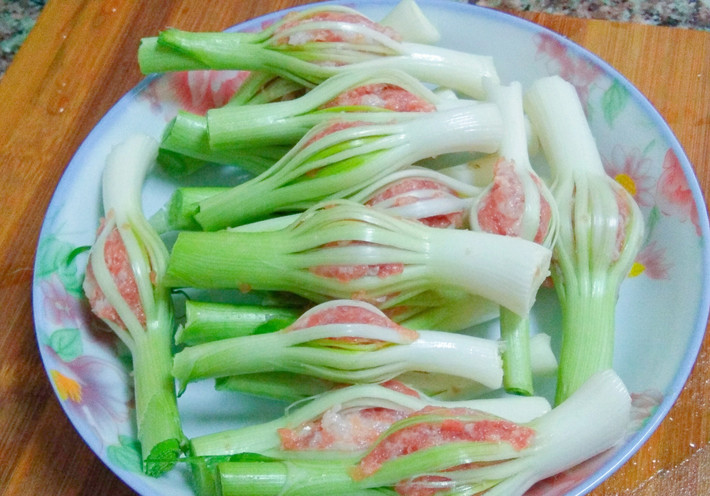 Món ngon lạ miệng lại đẹp mắt này chỉ từ hai nguyên liệu chính là thịt và tỏi tây, giúp bạn đủ chất, tốt cho sức khỏe, lại lạ mắt khiến bất cứ ai cũng phải trầm trồ.