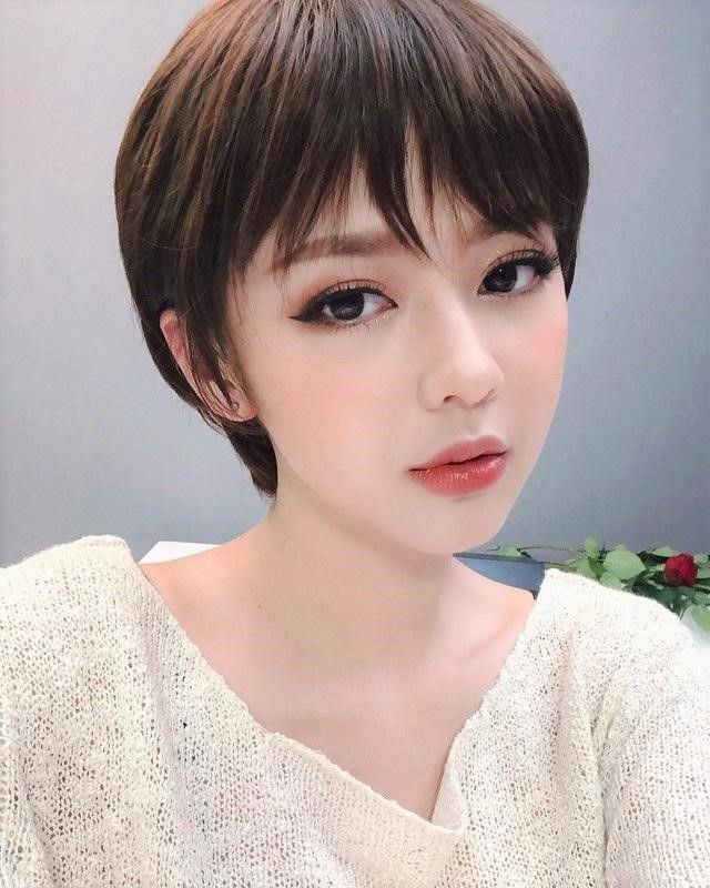 Kiểu tóc tém được cắt thật khéo léo để ôm trọn gương mặt che đi nét bầu bĩnh giúp gương mặt trở nên thon gọn xinh đẹp. Ảnh: tapchilamdep.