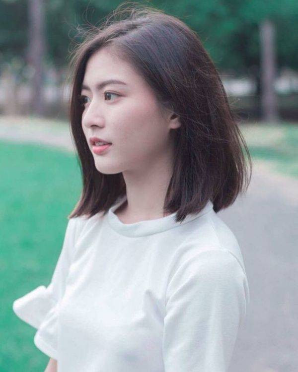 Kiểu tóc ngắn ngang vai hiện nay được rất nhiều bạn gái yêu thích bởi sự đơn giản mà mang nét trẻ trung, nữ tính và đặc biệt là cũng rất hợp với các cô gái có khuôn mặt tròn. Ảnh: vtimes.