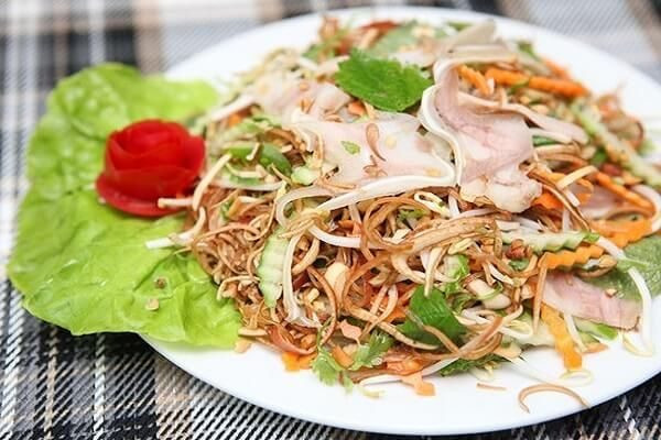 Sau đó, thái tai heo thật mỏng, cho vào bát và thêm một chút muối ướp trong khoảng 10 phút. Ảnh: ameovat.