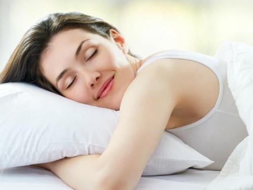 Thói quen mặc áo ngực khi đi ngủ sẽ khiến ngực bị bí, không hề có lợi cho “núi đôi” chút nào. Ảnh: googleusercontent.