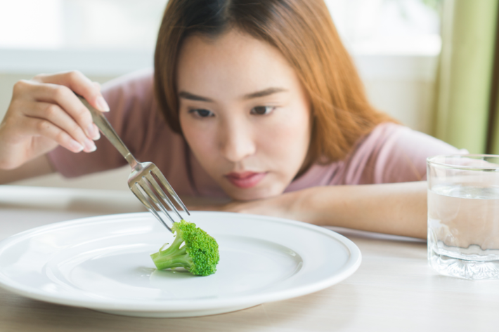 Ăn uống thiếu chất cũng là nguyên nhân khiến ngực kém phát triển. Ảnh: hellobacsi.