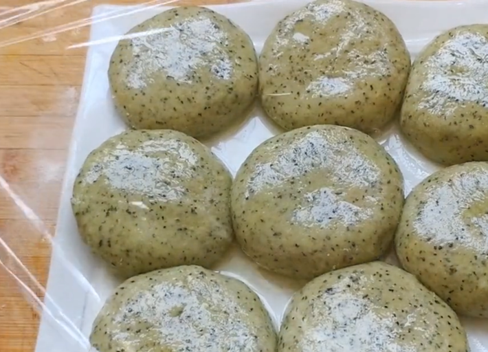 Chia bột thành các miếng bằng nhau, nhấn bẹp, phủ một lớp dầu ăn lên khay trước khi đặt bột, rồi lại quét thêm một lớp dầu ăn trên bề mặt trước khi bọc màng thực phẩm lên trên, để 30 phút cho bột nghỉ
