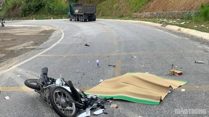 3. Va chạm với xe ôtô đầu kéo, một phụ nữ nước ngoài tử vong: Tiếp đó, khoảng 8 giờ 40 ngày 14/7, cũng trên Quốc lộ 5, tại km59+700 thuộc địa bàn phường Ái Quốc, thành phố Hải Dương, theo chiều Hà Nội-Hải Phòng, xe ôtô 15A-069.44 va chạm với hai xe môtô 16K4-1259 và 34B2-142.55. (Ảnh minh họa)