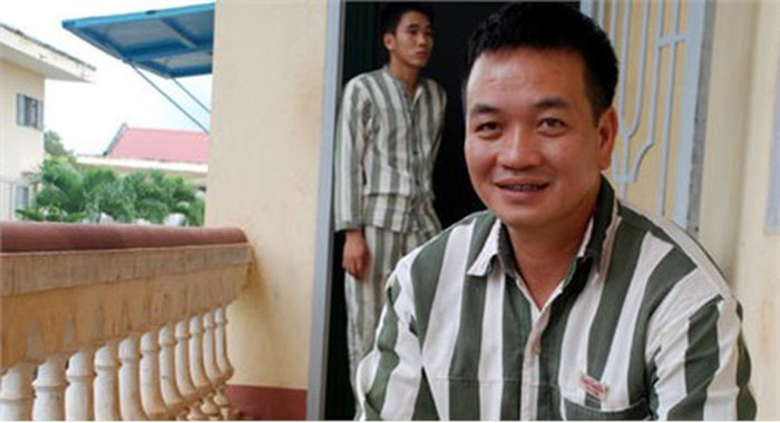 Hải bánh nói: “Phải làm thịt con này (Dung Hà) thôi”. Nguyễn Việt Hưng và Nguyễn Xuân Trường vốn chưa biết Dung Hà nên hỏi lại về đặc điểm, nhận dạng của Dung Hà. Hải bánh tả: “Nó người mập, tóc cắt ngắn”. Nguyễn Việt Hưng nói: “Để đó em tính, “chơi” luôn nó ở nhà mới xây cho tiện”. Tuy nhiên, đêm hôm ấy, chúng không gặp được Dung Hà. Không bỏ cuộc, tối 1/10, Hải bánh lại đưa khẩu Rulo có 6 viên đạn cho Nguyễn Việt Hưng, hướng dẫn cách sử dụng và cùng Lê Duy Long, Nguyễn Việt Hưng, Nguyễn Xuân Trường, Nguyễn Thị Anh Thư đến vũ trường Phi Thuyền uống rượu. Nguyễn Việt Hưng uống được một ly thì ngủ gục trên bàn.