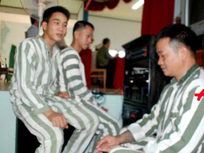 Khoảng 23 giờ 30, Hải bánh gọi Nguyễn Việt Hưng dậy, đưa điện thoại di động của Long Tây cho Hưng, lấy chìa khoá xe Spacy của Nguyễn Thị Anh Thư đưa cho Nguyễn Xuân Trường để Trường chở Hưng đi bắn Dung Hà. Khi ra bãi giữ xe, Hải bánh dặn: Tìm thấy (Dung Hà) thì một đứa vào bắn, còn một đứa chờ ở ngoài vì xe của Anh Thư đeo biển số thật nên dễ bị lộ. Ít phút sau đó, Hải bánh được Nguyễn Xuân Trường gọi điện báo tin Nguyễn Việt Hưng đã bắn Dung Hà trước quán karaoke của thị, số 17 Bùi Thị Xuân, quận 1… Gã liền gọi điện thoại rủ nhiều người cùng đi ăn phở để tạo tình trạng “ngoại phạm”, đánh lạc hướng điều tra của công an. >>> Xem thêm video: Huấn "hoa hồng" xin lỗi VTV, thừa nhận hành vi mạo danh.