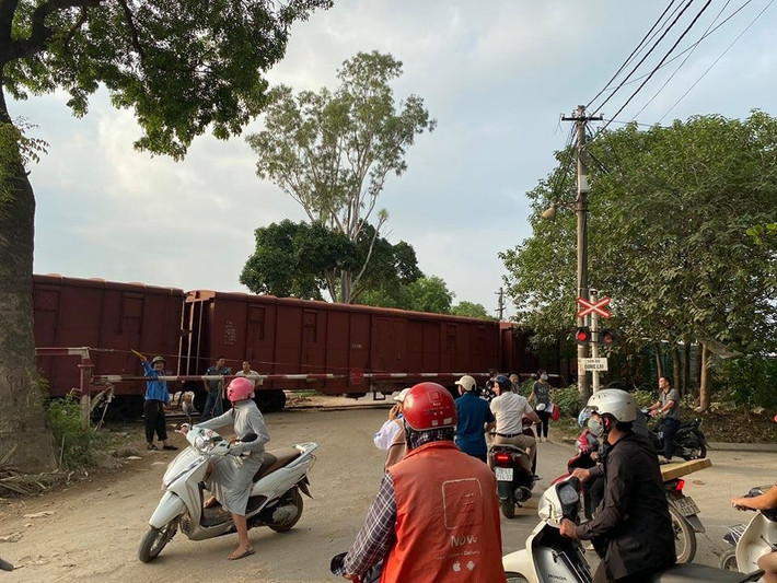 Cú va chạm khiến chiếc ô tô hư hỏng nặng phần vỏ, 6 cháu học sinh trên xe bị thương, được hỗ trợ đưa đi cấp cứu ngay sau đó. Nhận được thông tin, Công an Q.Nam Từ Liêm đã có mặt phong tỏa hiện trường, tổ chức cứu hộ, cứu nạn.
