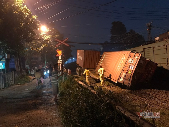 Xe container bị tàu hỏa đâm gãy đôi: Theo đó, vào khoảng 4h sáng ngày 5/11/2020, tàu hoả chở hàng mang số hiệu SH3 chạy hướng Bắc - Nam. Khi tới đoạn giao cắt với đường Lý Thường Kiệt (thuộc phường Dĩ An, TP Dĩ An, tỉnh Bình Dương) thì tông trúng xe container biển số TP.HCM đang băng qua đường ray.