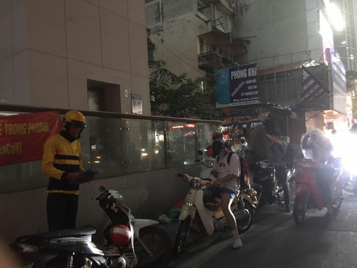 Nhiều người dân phải tấp vào lề đường khi mưa dông bất ngờ kéo đến để trú tạm, hoặc mặc áo mưa. Hiện tại, nhiều khu vực ở Hà Nội vẫn đang mưa lớn, kèm theo tiếng sấm. >>> Xem thêm video: An Giang: Mưa dông, hơn 600 căn nhà tốc mái