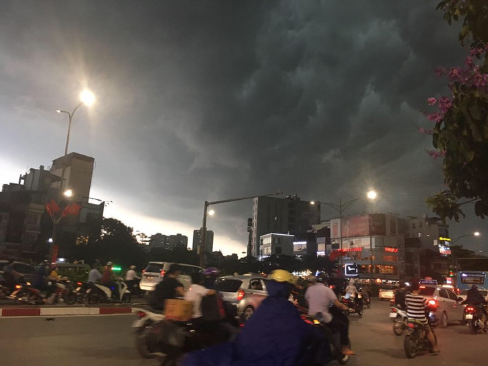 Bầu trời Hà Nội mây đen cuồn cuộn, như bình nước khổng lồ, khiến cho các phương tiện gặp khó khăn khi di chuyển.