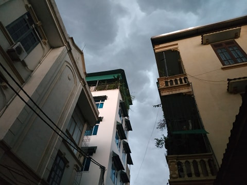 Theo Trung tâm dự báo khí tượng thủy văn, do ảnh hưởng của rìa tây nam lưỡi áp cao lục địa kết hợp với vùng hội tụ gió trên mực 1500m nên ngày 13/5, khu vực Tây Bắc và Việt Bắc có mưa, mưa vừa và dông, cục bộ có mưa to đến rất to (lượng mưa từ 40-80mm/24h, có nơi trên 100mm/24h).