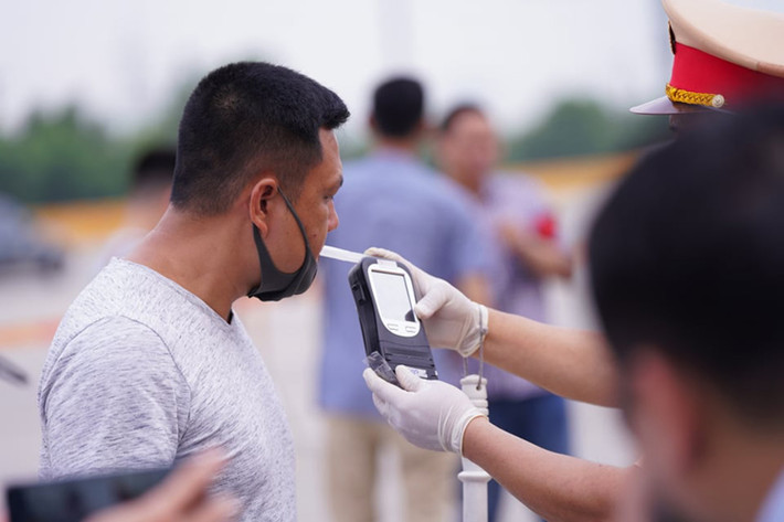 Cũng theo ghi nhận, các tài xế đa phần đều chủ động chấp hành yêu cầu của lực lượng chức năng, tuân thủ pháp luật. Nhưng cũng còn vẫn còn một vài trường hợp điều khiển phương tiện mắc lỗi vi phạm.