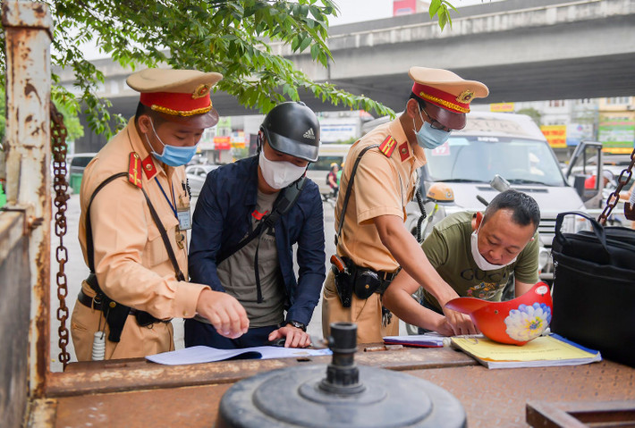 Tại đây, lực lượng chức năng đã tiến hành kiểm tra, xử lý nhiều lái xe vi phạm các lỗi như không mang giấy phép lái xe, đăng ký phương tiện, đội mũ bảo hiểm không đúng quy cách …