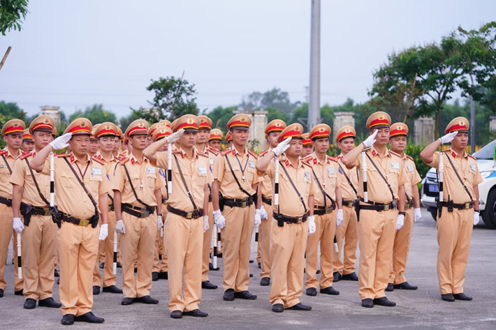 Sáng (15/5), thực hiện theo kế hoạch tổng kiểm soát phương tiện giao thông đường bộ của cục CSGT (bộ Công an), lực lượng CSGT trên cả nước đã tiến hành ra quân tổng kiểm soát xử lý vi phạm bảo đảm trật tự an toàn giao thông - trật tự xã hội.