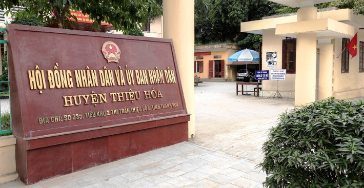 Huyện Thiệu Hóa kiện xã Thiệu Công ra tòa để đòi tiền đã cho vay: Ngày 7/5, UBND huyện Thiệu Hóa (Thanh Hóa) cho biết, hồi tháng 1/2019, UBND xã Thiệu Công đề nghị UBND huyện Thiệu Hóa cho tạm ứng 3,1 tỷ đồng để trả nợ cho 79 hộ dân của xã, đồng thời cam kết trả đầy đủ cho người dân và sẽ thu hồi tiền của số cán bộ xã gây ra sai phạm để trả cho huyện trước ngày 30/6/2019.