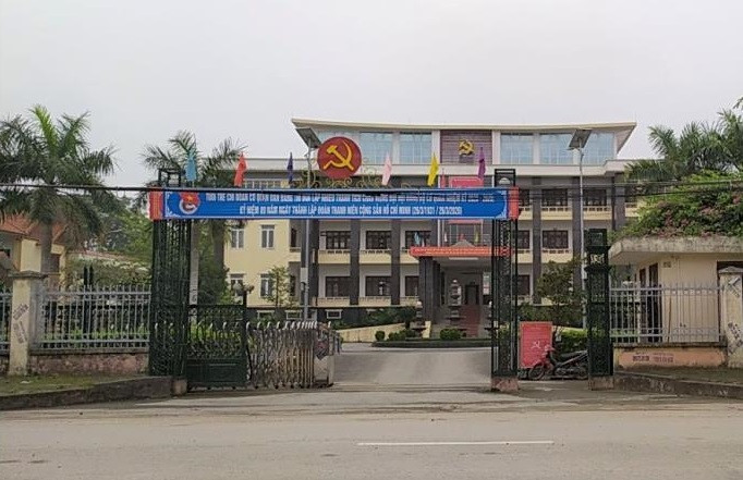 Không những nợ chi tiêu, mà huyện này còn nợ cả tiền khen thưởng cho cá nhân, tập thể trên địa bàn vì đã lấy tiền thưởng để chi vào việc khác và giờ không có khả năng trả nợ.