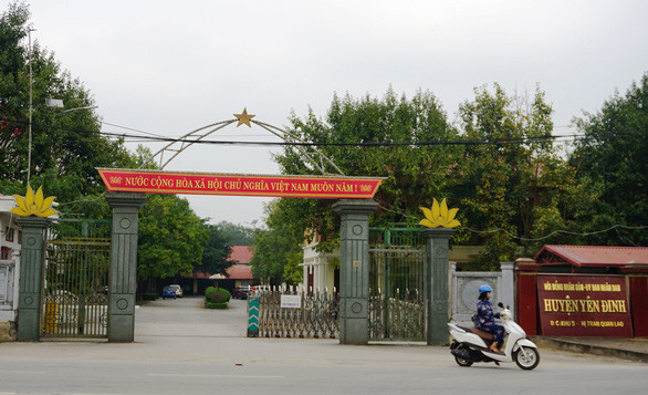 Đang nợ như "Chúa Chổm", huyện vẫn xin xây tượng đài 20 tỷ: Mặc dù đang bị kiểm tra vụ nợ hơn 50 tỷ đồng, nhưng Huyện ủy, UBND huyện Yên Định vừa có công văn báo cáo lên tỉnh về việc xây dựng tượng đài Bà Triệu trong công viên quảng trường trung tâm. Công văn nêu rõ kinh phí xây dựng tượng đài Bà Triệu 20 tỷ đồng. Dự án do UBND huyện làm chủ đầu tư.
