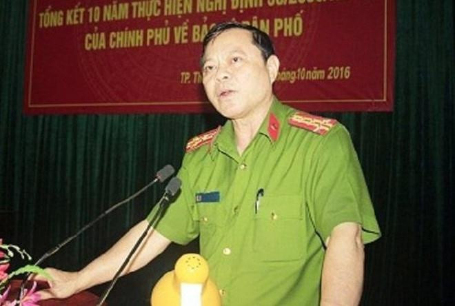 Tại phiên tòa sáng 8/5, ông Đỗ Đức Hiếu, bị hại trong vụ án này, khai đã tới gặp và đưa tiền 3 lần cho bị cáo Phương với tổng số tiền là 260 triệu đồng. Sau khi biết mình không thoát tội, vẫn bị truy tố trách nhiệm hình sự về tội "Trộm cắp tài sản", Hiếu đã nhiều lần tới nhà Nguyễn Chí Phương để đòi lại số tiền nhưng không được nên đã tố cáo Phương tới cơ quan công an.