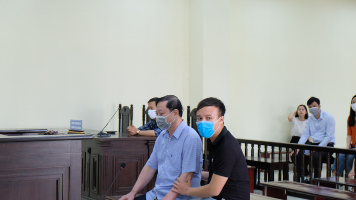 Mở đầu phiên xử, bị cáo Phương trình bày với HĐXX xin được ngồi để trả lời vì do sức khỏe yếu và được chủ tọa Hà Huy Hùng chấp nhận. Bên cạnh ông Phương có một người ngồi gần để hỗ trợ, đảm bảo sức khỏe.