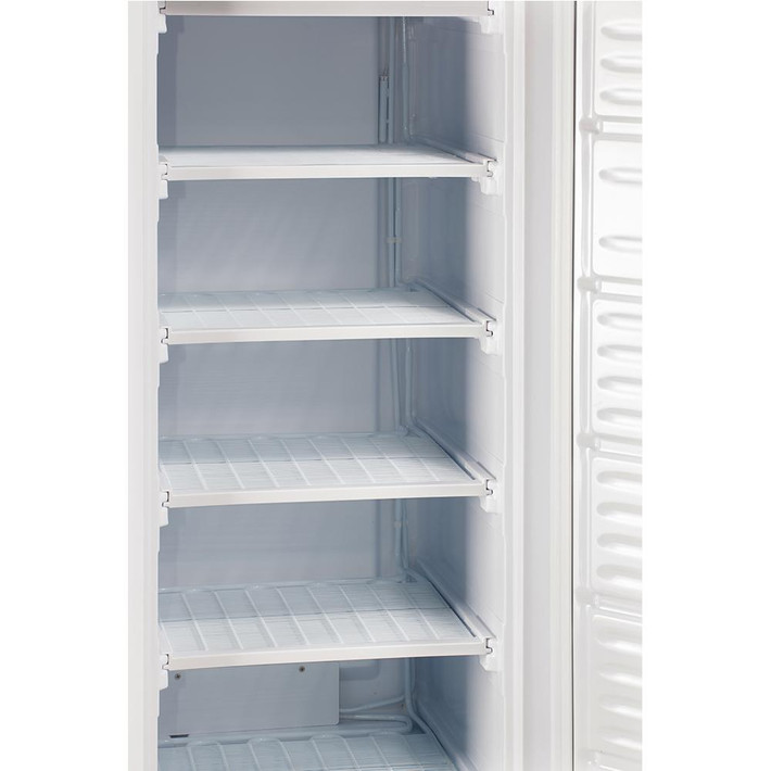 Nhận biết rượu pha cồn bằng cách cho rượu vào ngăn đá tủ lạnh. Đây là cách rất dễ áp dụng và có độ chính xác cao. Không chỉ đáng mày râu mà chị em phụ nữ cũng nên biết để chọn mua được loại rượu tốt tránh bị lừa bịp. Cho chai rượu vào ngăn đá trong 1 ngày, nếu là rượu hảo hạng sẽ không bao giờ đông, còn nếu là rượu sản xuất bằng men vi sinh chai rượu sẽ đông 1 nửa, nếu chai rượu đông cứng 100% tức là đó là rượu được làm bằng cồn.