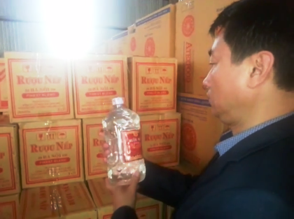 Phân biệt rượu pha cồn bằng cách quan sát bọt rượu. Lật ngược chai rượu, nếu là rượu xịn, bọt khí sẽ rất mịn và đều , di chuyển chậm tỏa ra các hướng rồi mới nổi dần lên. ( Nhìn phía trên sẽ thấy những bọt khí lớn chạm vào thành chai ) Nếu là rượu giả bọt khí sẽ to, nổi lên theo chiều thẳng đứng với tốc độ nhanh hơn. Ngoài ra rượu giả thường có chữ ghi ở bao bì, nhãn mác không rõ ràng, đáy chai rượu hay có cặn. Ảnh: Dân Trí