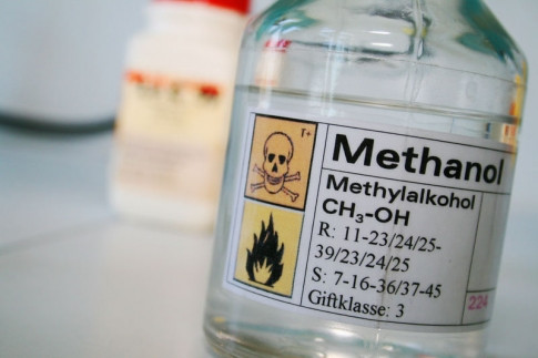 Những trường hợp ngộ độc methanol nhẹ thì mù mắt, nặng có thể tử vong. Hầu như năm nào các bệnh viện cũng tiếp nhận những ca ngộ độc methanol. Nhiều người rơi vào trạng thái hôn mê, tổn thương não, thậm chí tử vong. Ảnh: benh.vn.
