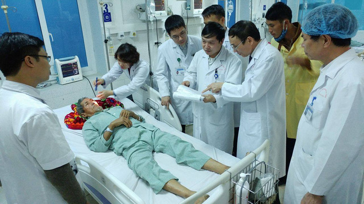 Vụ việc 8 người tử vong sau khi dự đám ma tại Lai Châu là do ngộ độc rượu methanol đang gây hoang mang dư luận. Thực tế, methanol là cồn công nghiệp, một số thương lái đã dùng chất này hòa tan với nước theo tỉ lệ nhất định để tạo ra rượu bán cho người tiêu dùng. Ảnh: Thế Anh/SKĐS