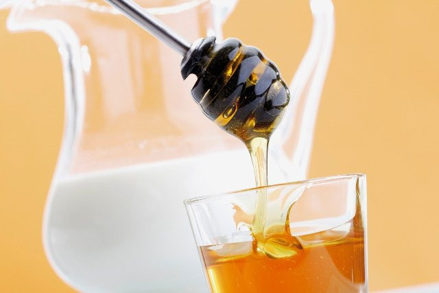 Thay vì sử dụng thuốc ngủ, bạn có thể chuẩn bị các nguyên liệu gồm sữa, mật ong và chiết xuất vani để chế biến thành món đồ uống giúp bạn dễ ngủ và ngủ ngon hơn.