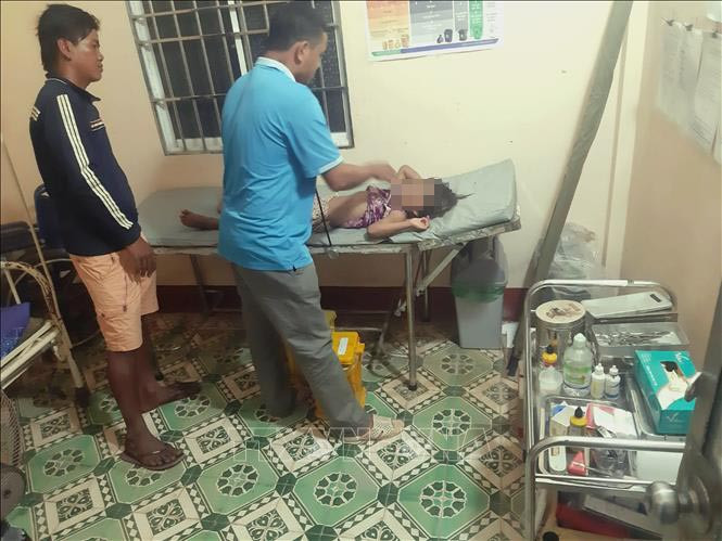 Cha dùng dây xích trói và đánh đập con gái vì đổ gạo ra nền nhà: Chiều 28/5/2020, Danh Đa (sinh năm 1993, trú tại ấp Prey Chop B) đi nhậu về thấy con gái là Danh Thị Nil làm đổ gạo xuống đất nên đã ra tát, đá, túm tóc và dùng nhánh cây đánh liên tiếp vào người con gái, dùng xích sắt để cột tay cháu Nil lại quanh cột nhà đánh đập. Sự việc được hàng xóm quay clip và đưa lên mạng xã hội. Sau đó Công an thị xã Vĩnh Châu, Sóc Trăng vào cuộc điều tra, xử lý.
