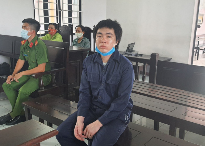 Cha đánh con trai hơn 4 tháng tuổi gãy hai chân: Ngày 28/8/2020, TAND Q.9, TP.HCM tuyên phạt Châu Minh Tiến (24 tuổi, ngụ Q.9) 6 năm 6 tháng tù. Bị cáo Tiến đã có hành vi bạo hành con ruột là bé C.M.K (SN 2019, lúc xảy ra vụ án, bé mới 4 tháng 11 ngày tuổi) gãy chân, gây thương thích 37%. Tại tòa, Tiến khai do đi làm về mệt, có uống rượu, trong lúc say xỉn bực tức chuyện vợ bỏ đi và bé K. quấy khóc, nên bị cáo đã đánh bé K.