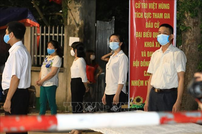 Cán bộ, nhân dân thôn Lỗ Giao trước giờ dỡ bỏ cách ly.