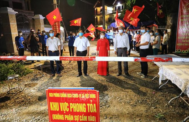 Cán bộ, nhân dân thôn Lỗ Giao thực hiện giãn cách chờ khoảnh khắc dỡ bỏ cách ly.