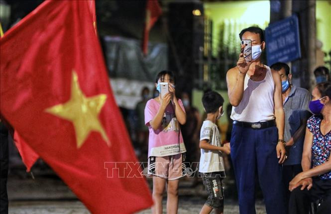 Người dân thôn Lỗ Giao háo hức chờ đợi khoảnh khắc dỡ bỏ cách ly.