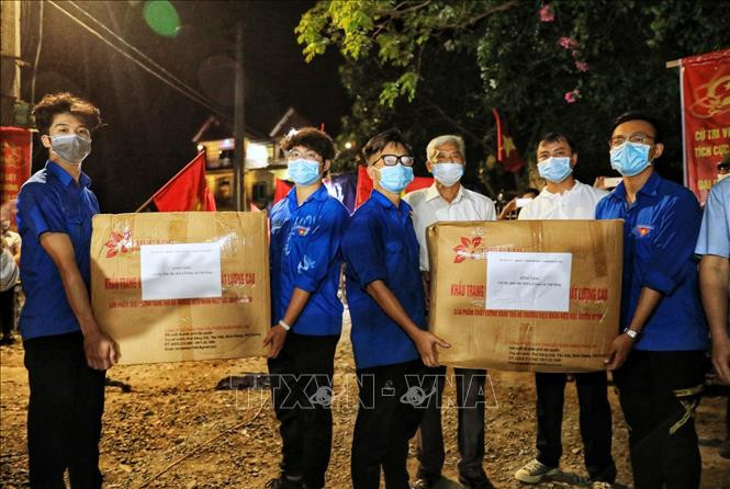 Huyện Đông Anh tặng khẩu trang y tế cho cán bộ, nhân dân thôn Lỗ Giao.