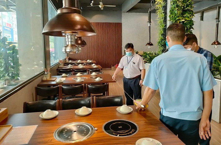 Trên tinh thần truy vết F1, F2, F3... thần tốc, các lực lượng chức năng ra quân tiến hành xử lý các vi phạm về phòng chống dịch.