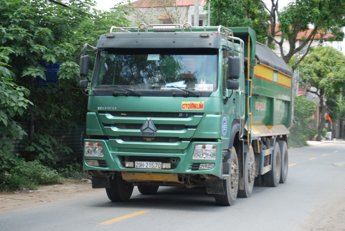 Mặc dù, tuyến đường 70, đoạn qua địa phận phường Đại Mỗ, quận Nam Từ Liêm, (Hà Nội) đã được cắm biển giới hạn tải trọng xe dưới 13 tấn nhưng nhiều xe quá trọng tải vẫn ngang nhiên hoạt động.