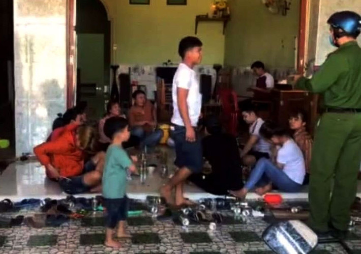 Bữa ăn 10 triệu của 15 người: Ngày 19/2/2021, ông Ksor Suy - Phó Chủ tịch UBND huyện Ia Pa (Gia Lai) ký quyết định xử phạt hành chính số tiền 10 triệu đồng đối với anh Nguyễn Trung Hiếu (SN 1993, trú thôn Marin 3, xã Ia Mrơn) về hành vi vi phạm quy định về áp dụng biện pháp chống dịch. Trước đó, khoảng 15h30 phút ngày 16/2, lực lượng chức năng phát hiện tại nhà anh Hiếu có 15 người tụ tập ăn uống và hát karaoke.