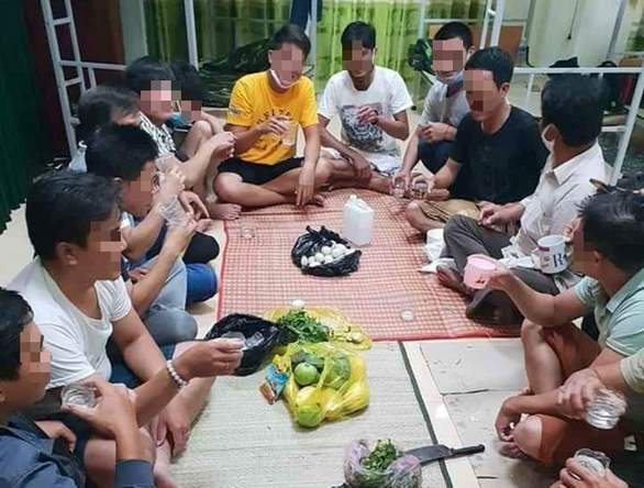 30 thanh niên đang tổ chức ăn nhậu trong khu cách ly: Ngày 6/4/2021, UBND H.Minh Hóa, tỉnh Quảng Bình ra quyết định xử phạt hành chính đối với hơn 30 người tổ chức ăn nhậu trong khu cách ly COVID-19 của Trung tâm Giáo dục thường xuyên huyện này. Trước đó, tối 3/4, trên mạng xã hội lan truyền một số ảnh khoảng 30 thanh niên đang tổ chức ăn nhậu trong phòng tại trung tâm cách ly để mừng việc sắp hết cách ly. Nhiều người cho rằng hình thức xử phạt này chưa đủ nghiêm, chưa đủ sức răn đe.