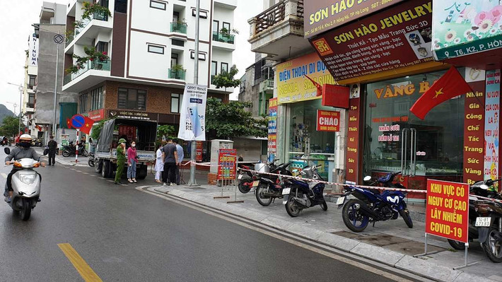 Lực lượng chức năng của TP Hạ Long tiến hành phong tỏa tổ 6, khu 2, phường Hồng Hà, nơi bố của bệnh nhân đang kinh doanh tại cửa hàng điện thoại di động.