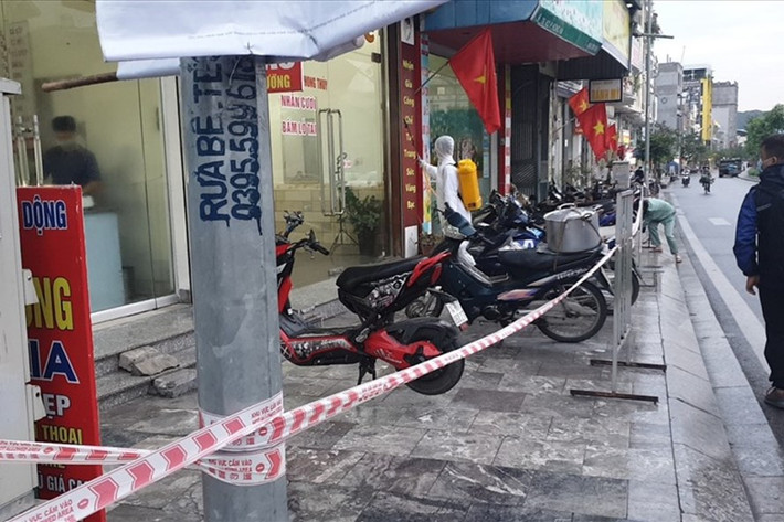TP.Hạ Long đã triển khai các lực lượng truy vết và lấy mẫu xét nghiệm đối với các F1, F2, F3, F4; phong tỏa nơi ở của các F1, F2. (Ảnh: NH)