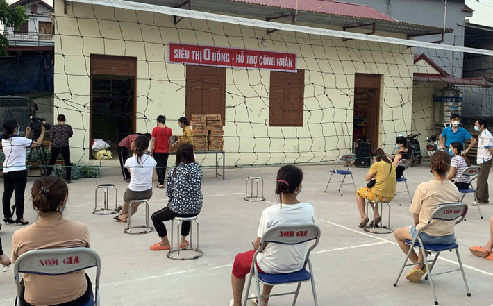 Siêu thị 0 đồng: Ngày 23/5, Bắc Giang đã quyết định vận hành 10 "siêu thị 0 đồng" để hỗ trợ cho hàng chục công nhân tại 2 huyện Việt Yên và Yên Dũng, nơi đang là điểm nóng dịch COVID-19 của tỉnh.
