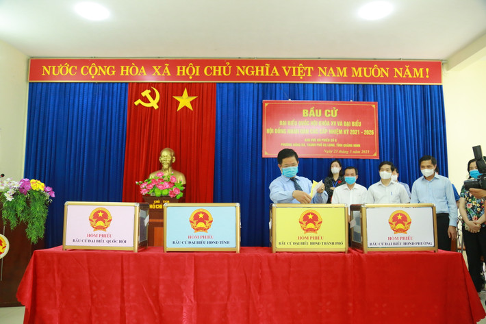 Cử tri tiến hành bầu cử tại điểm bỏ phiếu chính.