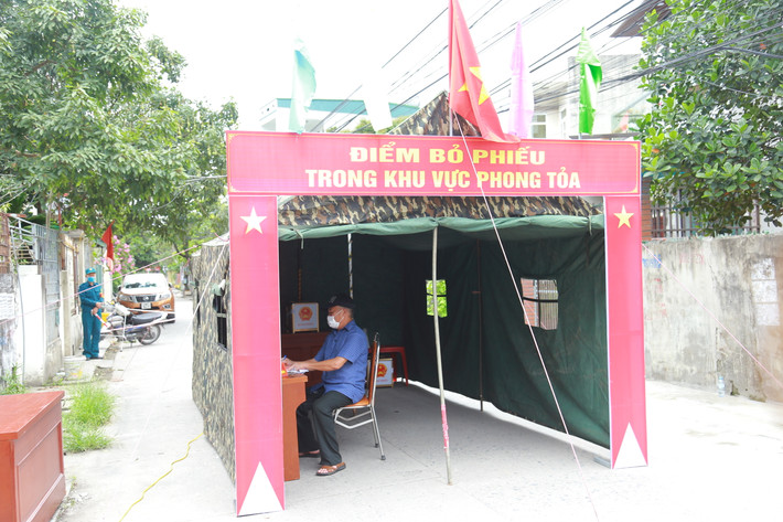 Thực hiện công tác bầu cử tại điểm bỏ phiếu trong khu vực phong tỏa.