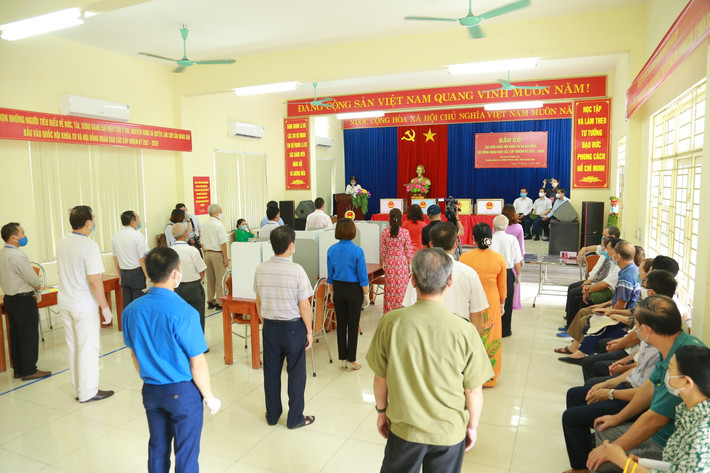 Tình huống giả định đặt ra trong cuộc diễn tập là: Ngày 20/5/2021, tại tổ 4 khu 6 phường Hồng Hà, TP Hạ Long, Quảng Ninh ghi nhận 01 ca mắc COVID-19. Ban Chỉ đạo phòng chống dịch COVID-19 của phường Hồng Hà đã phối hợp với Trung tâm Y tế thành phố tổ chức đưa bệnh nhân đi cách ly, điều trị; truy vết, thu dung các F1 và thực hiện phong tỏa 1 phần khu vực tổ 4, tổ 5, khu 6 theo Quyết định của UBND thành phố, gồm 45 hộ, 181 nhân khẩu, 135 cử tri.
