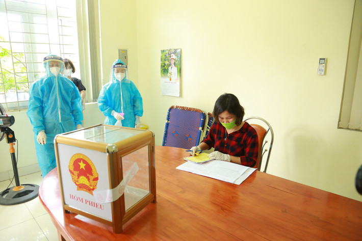 Xử trí tình huống cử tri có dấu hiệu ho, sốt 38,5.