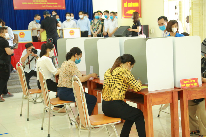 Tại khu vực phong tỏa, tổ bầu cử đã bố trí các ghế ngồi cho cử tri đảm bảo giãn cách 2m, các bàn thực hiện nhiệm vụ của tổ bầu cử và 01 nhà bạt, có bố trí bàn, ghế ngồi để cử gạch phiếu, lựa chọn đại biểu ứng cử.