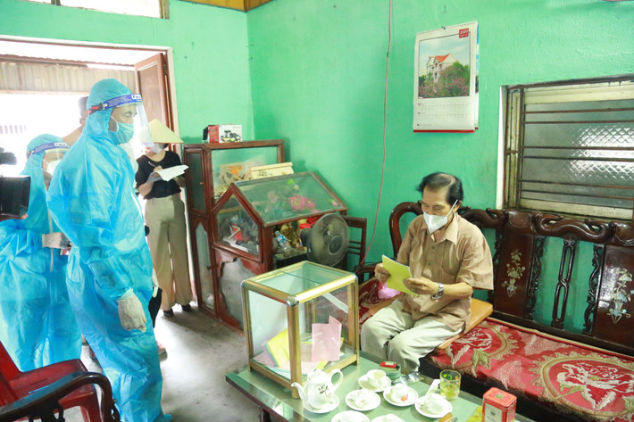 Đối với cử tri già yếu, thành viên tổ bầu cử và lực lượng công an, y tế đến tận nhà để giúp cử tri thực hiện quyền bầu cử.