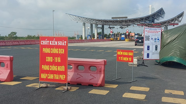UBND tỉnh Quảng Ninh đã thiết lập các chốt phòng chống dịch COVID-19 tại: Đông Triều, Uông Bí, Hạ Long, Quảng Yên, Tiên Yên, Ba Chẽ và yêu cầu thực hiện khai báo y tế điện tử đối với mỗi người khi lưu thông qua các chốt.