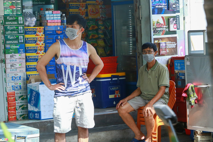 Người dân ở khu vực phong tỏa được yêu cầu ở nhà, không tiếp xúc với người khác khi chưa có kết quả xét nghiệm âm tính với COVID-19. Ngày 5/5, Sở Y tế Đồng Nai thông tin về việc bà B.T.T. (44 tuổi, trú TP Long Khánh, Đồng Nai, quản lý bar New Phương Đông ở Đà Nẵng) có kết quả xét nghiệm dương tính với COVID-19. Chiều 5/5, ngành y tế quận Hải Châu (Đà Nẵng) tổ chức lấy mẫu xét nghiệm COVID-19 đối với 217 nhân viên làm việc tại đây. Sáng 6/5, tuyến đường Đống Đa, nơi có bar New Phương Đông cũng bị phong tỏa, phun hóa chất khử khuẩn. Trưa nay, nhà chức trách ghi nhận thêm một nữ nhân viên quán bar New Phương Đông có kết quả xét nghiệm lần 1 dương tính dịchCOVID-19.