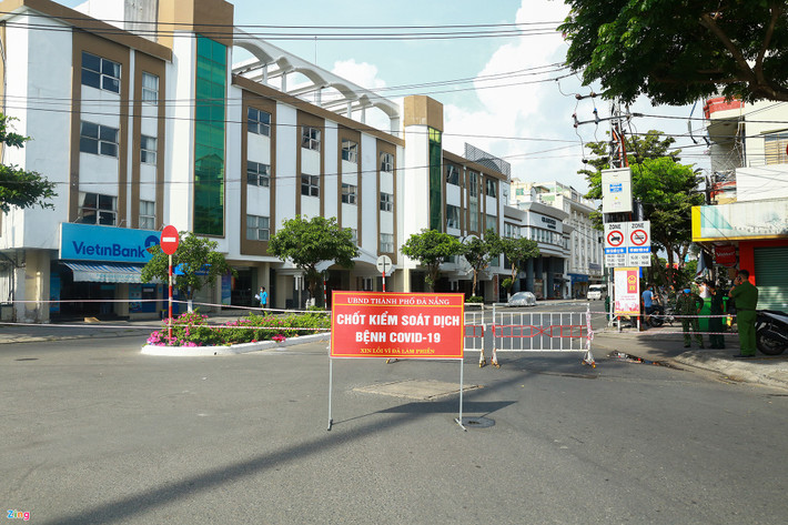 Sáng cùng ngày, Ban Chỉ đạo phòng, chống dịch COVID-19 TP Đà Nẵng ban hành quyết định phong tỏa đường Đống Đa, quận Hải Châu. Đây là tuyến đường có quán bar New Phương Đông, nơi bệnh nhân B.T.T. (44 tuổi, ngụ phường Xuân Thanh, tỉnh Đồng Nai) làm quản lý.